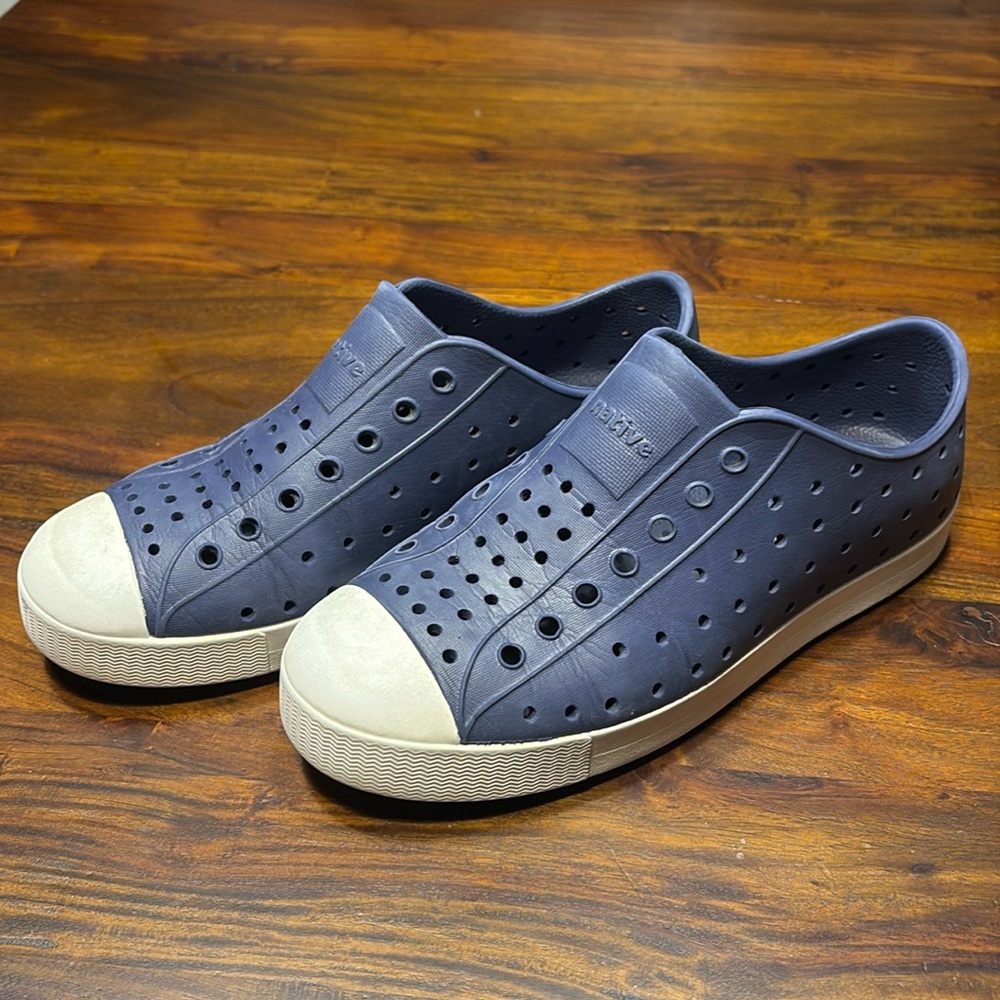 Native slip on shoes, size J3